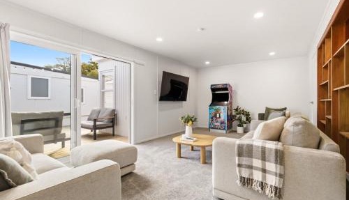 The Lodge - Sleeps 20, Central, Spacious, Fresh