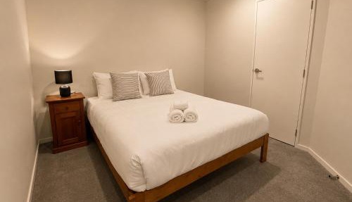 Elegant 4BR Home & Weekly & Monthly Deals Near SH20