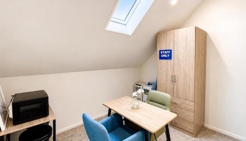 Cozy Top-Floor Stay with Private Bathrooms and Free Parking