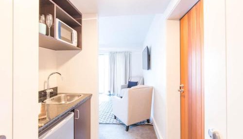 Alpine Village - Lake Edge Studio Apartment