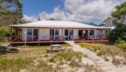 Poppy's Beach House - Beachfront Whangapoua Home