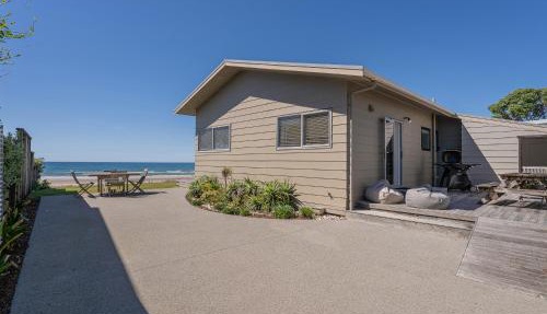Beachfront Beauty - Whangamata Beachfront Home