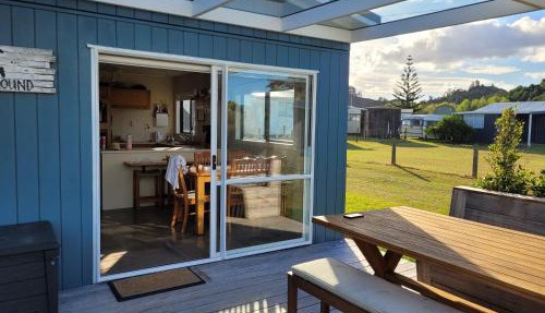 Oakura Family Bach, sleeps 10, one back from beach