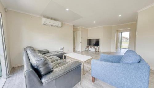 Relaxing 3BR Home by Wattle Downs Reserve