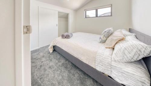 Cosy & Contemporary entire 3 Bedroom Airport Retreat
