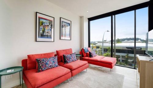 Modern Abode with Aircon & Balcony near Ponsonby