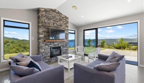Loch Eagles Retreat with stunning views overlooking Lake Taupo