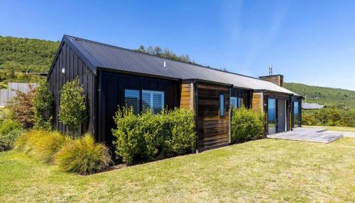 Loch Eagles Retreat with stunning views overlooking Lake Taupo
