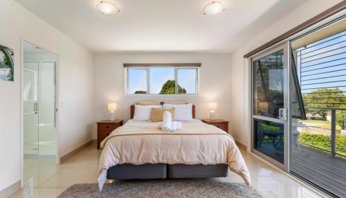 Luxury Retreat, amazing swim spa, wifi,central location