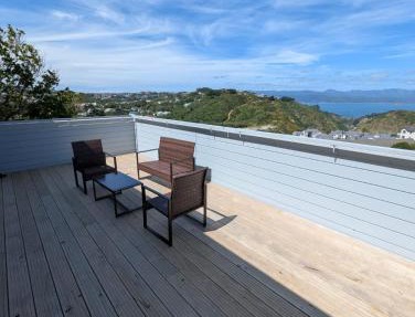 Brand New 3-Bedroom, 2-Bathroom Free Private Parking Wellington Bay Views