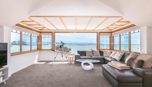 Nelson Harbour Light Waterfront Apartment