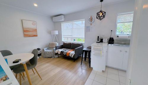Bright Eden Park two bed townhouse private parking