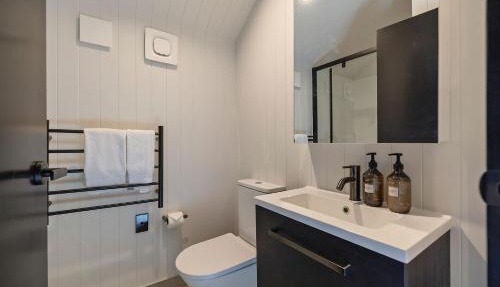 Aurora Five Mile Villa, Queenstown - with parking