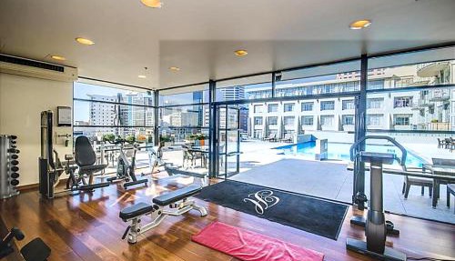 Sky Tower Studio - Pools, Spa, Gym & Super King