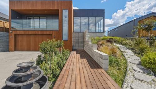 Suncrest Retreat- Christchurch Holiday Home