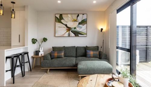Modern Home - Close to Airport, direct views of Mangere Mountain and Ambury Farm