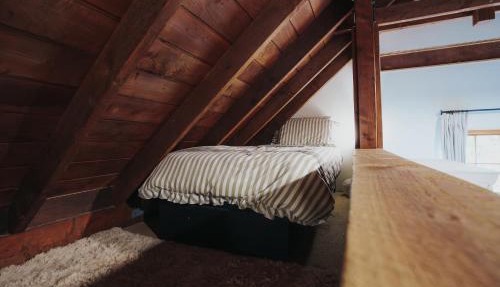 Cosy 3BR Alpine Chalet Near Queenstown, Fireplace, Family-Friendly and Minutes to Skiing