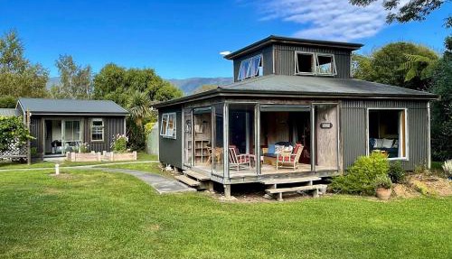 Kakariki Bach - Family Haven