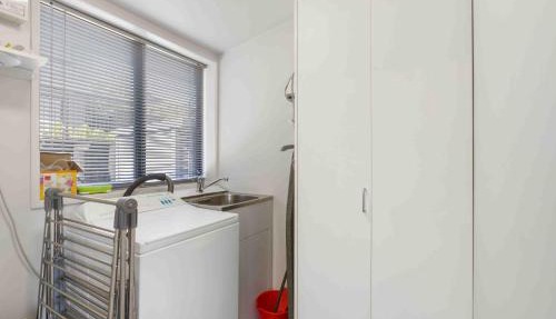 Cosy 2-Bedroom Cottage with Balcony & BBQ