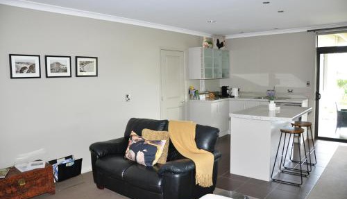 Parnwell Villa Apartment - The Tropical Oasis