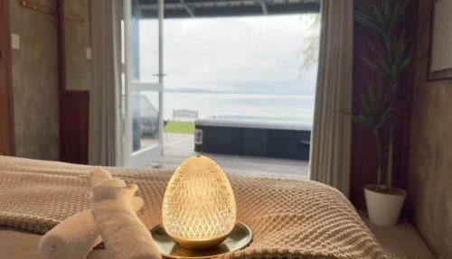 Stillwater Cottage - Stunning Lakefront Location with Spa & Kayaks
