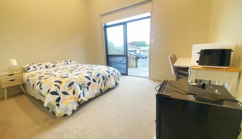 Warm & Sunny room in New Plymouth
