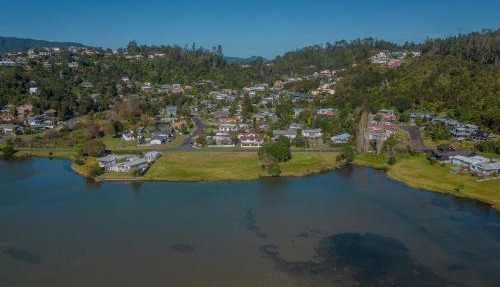 Kingfisher Lodge Waterfront Retreat
