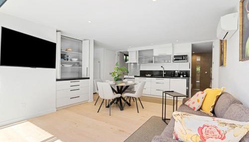 Mairangi Bay 2BR Retreat, Walk to Beach, Secure Parking