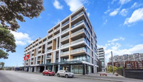 Beaumont Living 2BR Waterfront Wynyard Apartment