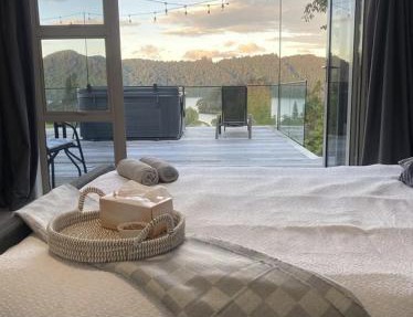 Stylish Lake Ōkāreka Retreat Views, Spa in Rotorua