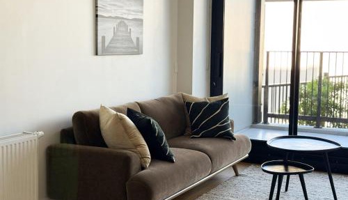 Urban Erskine-Bright and Modern 2 bedrooms apartment