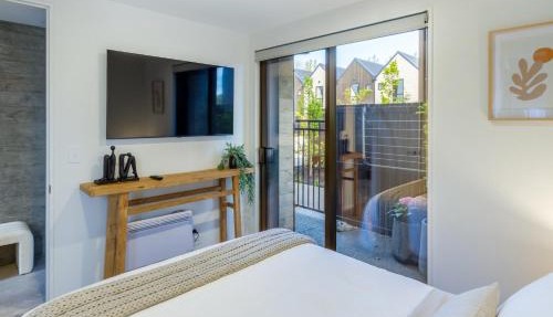 Executive Accommodation 3 Bed, 3 bath plus Garage