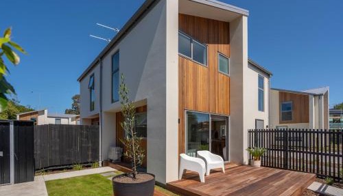Cozy Town House - Walk to Addington Raceway