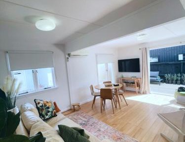 Five Olives Holiday House - 350m to beach