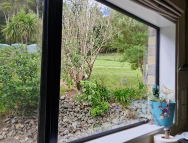 Peaceful Mikimiki Valley Cottage near Tararua Park Trailhead