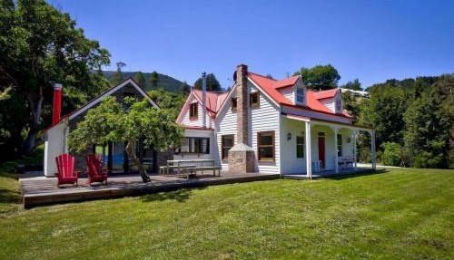 Lakeside Bliss Homestead with outdoor spa