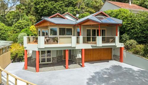 Stylish Group Getaway with views! Hot tub, Games Room