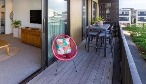 Central City 2BR Apartment plus Carpark & Lift