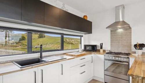Seabreeze Lookout - Moeraki Holiday Home
