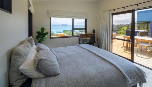 Seaviews and a stroll to Whanagaumu bay