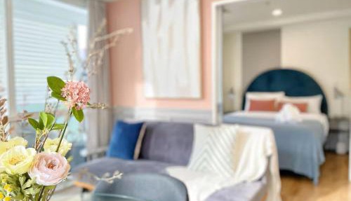 Stylish 2 Bedroom Auckland City Retreat - Air-Con & Balcony