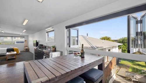 Beach Studio - coastal escape near Fitzroy Beach