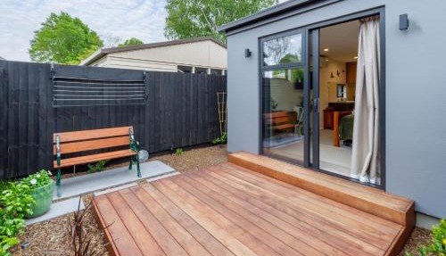 The Nest - Modern Studio Retreat with Parking