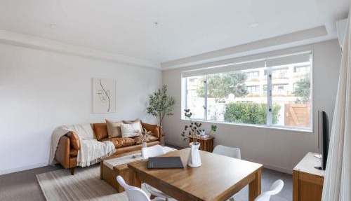 Sunny Courtyard Dreaming Downtown with Pool & Gym