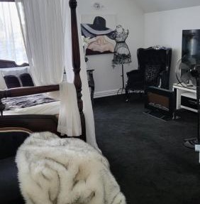 The Luxurious Manor - Very Large Bedroom with Private Ensuite