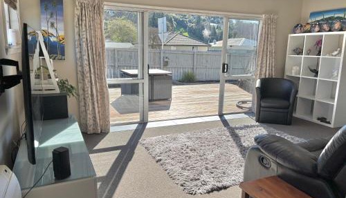 3-Beds with Sunny Deck & Gardens