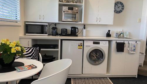 Maison Blue - Chic Garden Apartment - Pet Friendly
