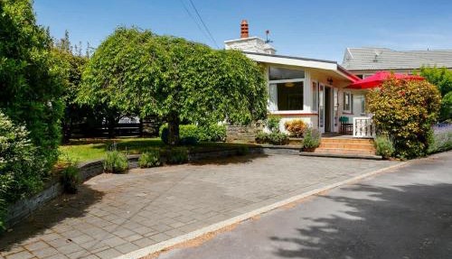 Kiwiana Cottage 1 minute walk to the lake