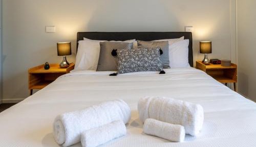 Bright & Spacious 2BR near Ara Institute and CBD