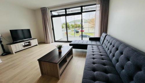 Hutt Central Brand New 3 bedroom 2 Bath Spacious House with Balcony Private garage- 15 Mins to Wellington CBD